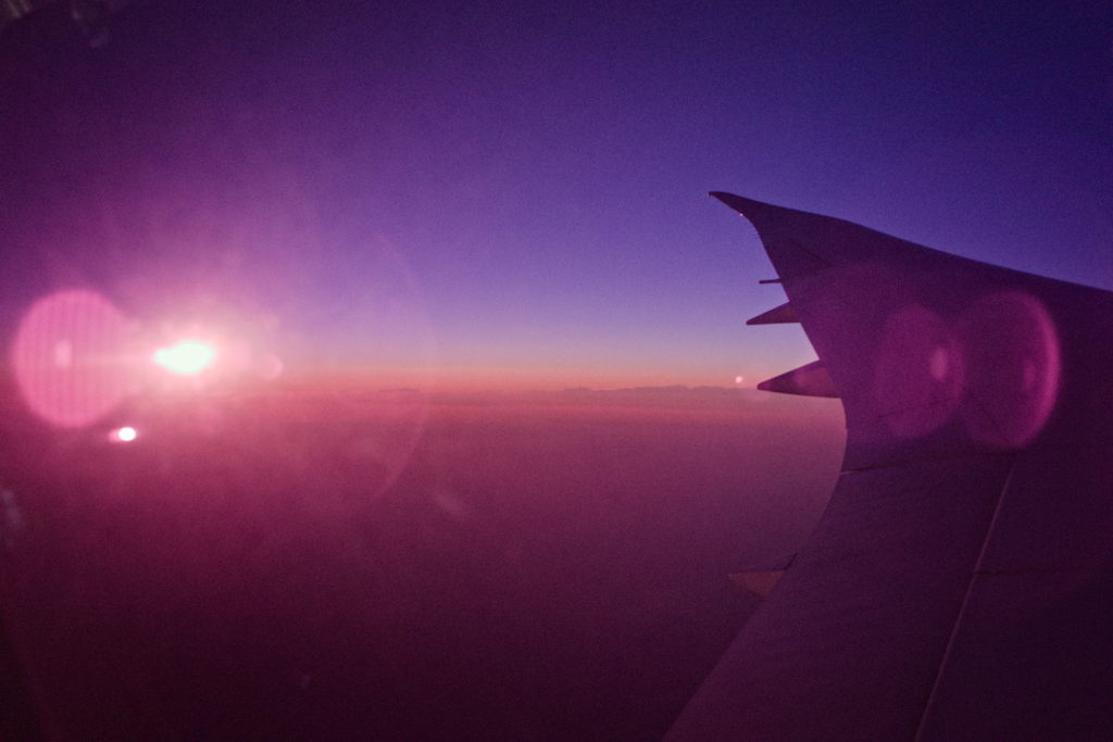 amanecer desde la ventana de un avión cerca al ala